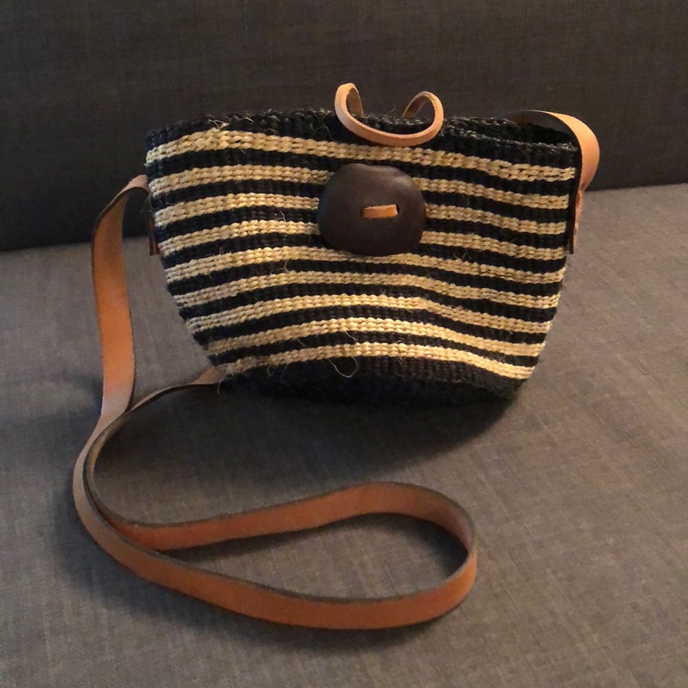 Crossbody Straw bucket bag in Navy and White